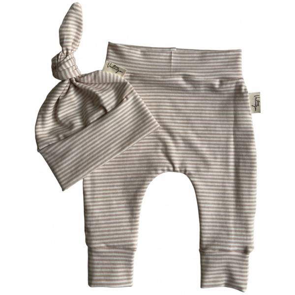 newbornset voor meisjes. een mutsje en broekje met witte en lichtroze streepjes.